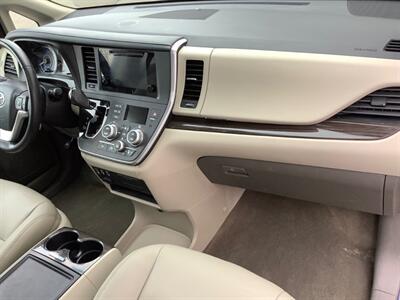 2016 Toyota Sienna XLE 8-Passenger - Photo 41 - Crest Hill, IL 60403