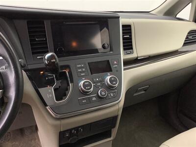 2016 Toyota Sienna XLE 8-Passenger - Photo 16 - Crest Hill, IL 60403