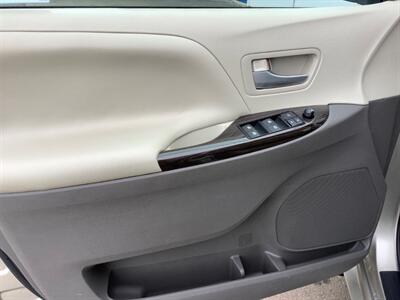 2016 Toyota Sienna XLE 8-Passenger - Photo 11 - Crest Hill, IL 60403