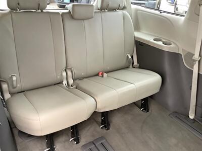 2016 Toyota Sienna XLE 8-Passenger - Photo 32 - Crest Hill, IL 60403