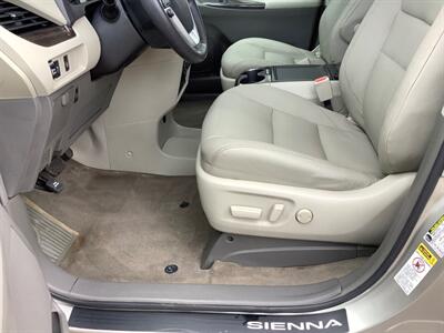 2016 Toyota Sienna XLE 8-Passenger - Photo 13 - Crest Hill, IL 60403