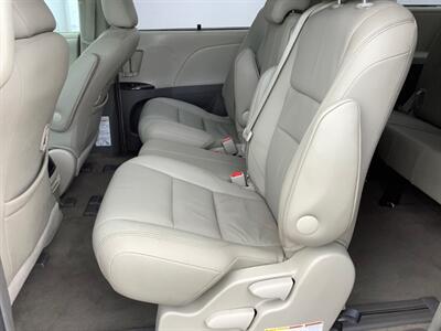 2016 Toyota Sienna XLE 8-Passenger - Photo 30 - Crest Hill, IL 60403