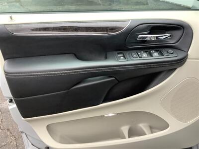 2012 Chrysler Town & Country Touring   - Photo 9 - Crest Hill, IL 60403