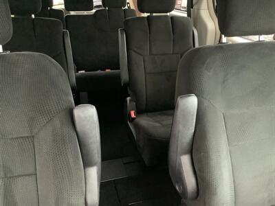 2012 Chrysler Town & Country Touring   - Photo 33 - Crest Hill, IL 60403