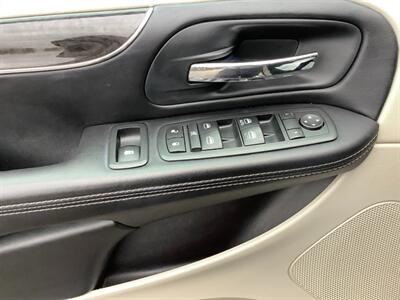 2012 Chrysler Town & Country Touring   - Photo 10 - Crest Hill, IL 60403