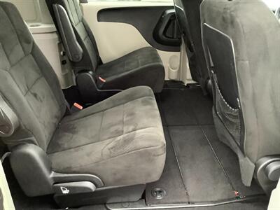 2012 Chrysler Town & Country Touring   - Photo 25 - Crest Hill, IL 60403