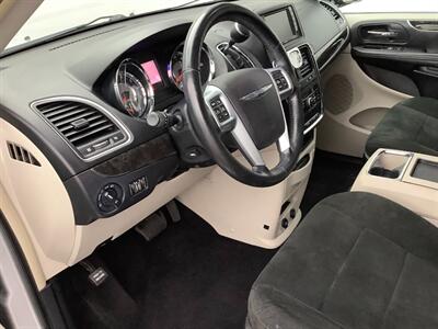 2012 Chrysler Town & Country Touring   - Photo 13 - Crest Hill, IL 60403