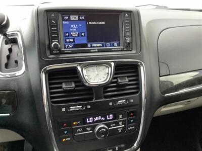 2012 Chrysler Town & Country Touring   - Photo 17 - Crest Hill, IL 60403