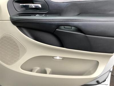 2012 Chrysler Town & Country Touring   - Photo 28 - Crest Hill, IL 60403