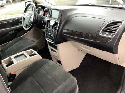 2012 Chrysler Town & Country Touring   - Photo 31 - Crest Hill, IL 60403