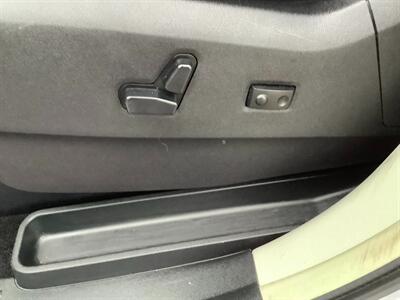 2012 Chrysler Town & Country Touring   - Photo 11 - Crest Hill, IL 60403