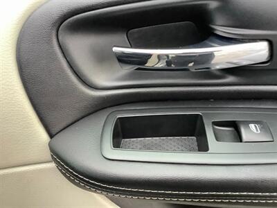 2012 Chrysler Town & Country Touring   - Photo 29 - Crest Hill, IL 60403