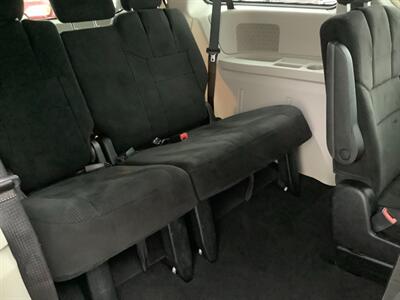 2012 Chrysler Town & Country Touring   - Photo 27 - Crest Hill, IL 60403