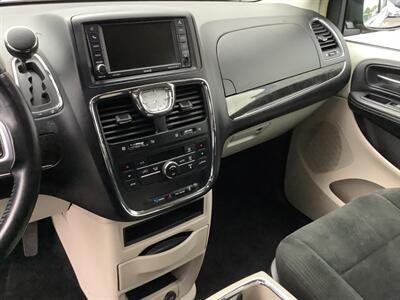 2012 Chrysler Town & Country Touring   - Photo 14 - Crest Hill, IL 60403