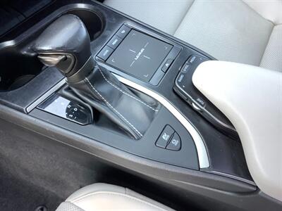 2019 Lexus UX 250h   - Photo 17 - Crest Hill, IL 60403