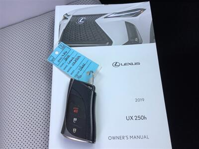 2019 Lexus UX 250h   - Photo 36 - Crest Hill, IL 60403