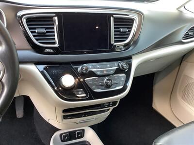 2017 Chrysler Pacifica Touring-L Plus - Photo 6 - Crest Hill, IL 60403