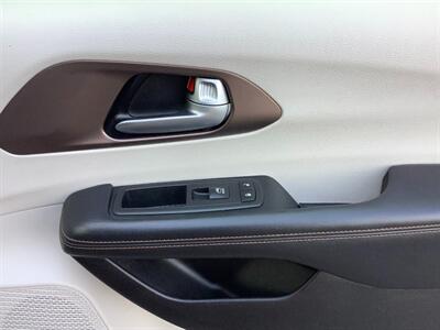 2017 Chrysler Pacifica Touring-L Plus - Photo 19 - Crest Hill, IL 60403