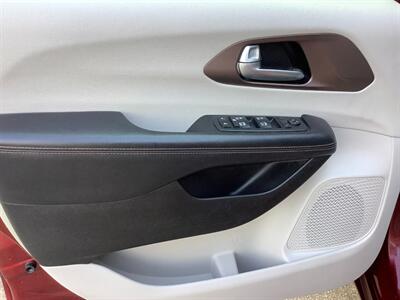 2017 Chrysler Pacifica Touring-L Plus - Photo 39 - Crest Hill, IL 60403