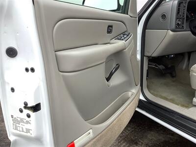 2004 Chevrolet Suburban 1500 LS   - Photo 11 - Crest Hill, IL 60403