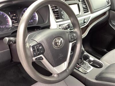 2018 Toyota Highlander LE   - Photo 21 - Crest Hill, IL 60403