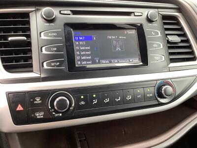 2018 Toyota Highlander LE   - Photo 18 - Crest Hill, IL 60403