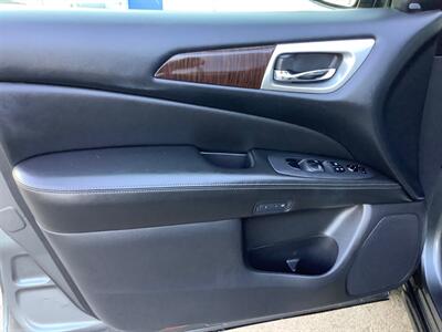 2015 Nissan Pathfinder Platinum V6 - Photo 11 - Crest Hill, IL 60403