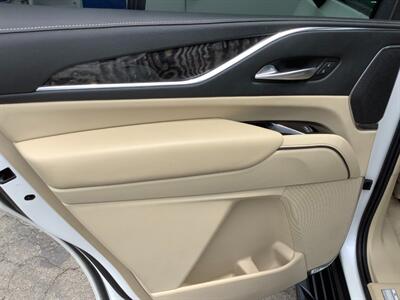 2021 Cadillac Escalade Premium Luxury   - Photo 27 - Crest Hill, IL 60403