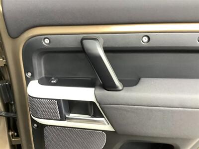 2020 Land Rover Defender 110 SE  One Owner! - Photo 40 - Crest Hill, IL 60403