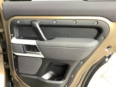2020 Land Rover Defender 110 SE  One Owner! - Photo 39 - Crest Hill, IL 60403