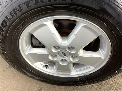 2009 Ford Escape XLT   - Photo 43 - Crest Hill, IL 60403