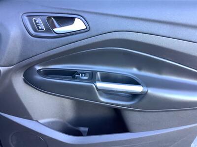 2017 Ford Escape Titanium   - Photo 30 - Crest Hill, IL 60403