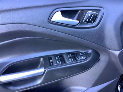 2017 Ford Escape Titanium   - Photo 13 - Crest Hill, IL 60403