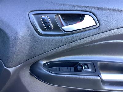 2017 Ford Escape Titanium   - Photo 31 - Crest Hill, IL 60403