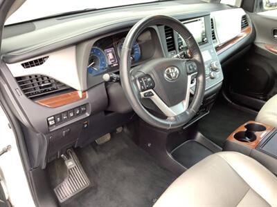 2018 Toyota Sienna Limited Premium 7-Passeng   - Photo 16 - Crest Hill, IL 60403