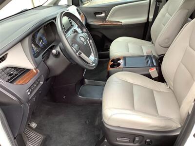 2018 Toyota Sienna Limited Premium 7-Passeng   - Photo 15 - Crest Hill, IL 60403
