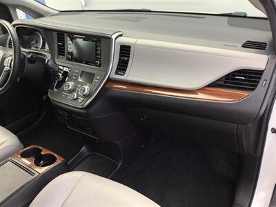 2018 Toyota Sienna Limited Premium 7-Passeng   - Photo 41 - Crest Hill, IL 60403