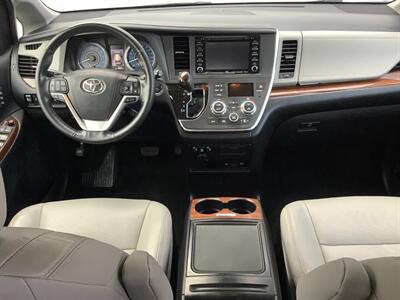 2018 Toyota Sienna Limited Premium 7-Passeng   - Photo 44 - Crest Hill, IL 60403