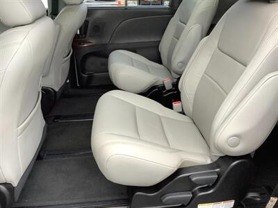 2018 Toyota Sienna Limited Premium 7-Passeng   - Photo 30 - Crest Hill, IL 60403