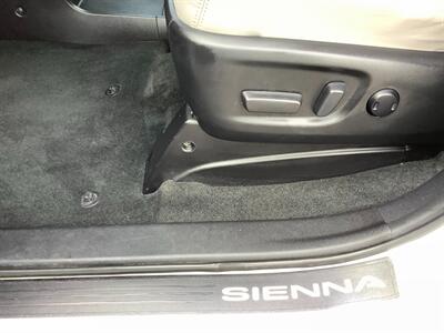 2018 Toyota Sienna Limited Premium 7-Passeng   - Photo 14 - Crest Hill, IL 60403