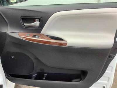 2018 Toyota Sienna Limited Premium 7-Passeng   - Photo 38 - Crest Hill, IL 60403