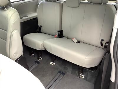 2018 Toyota Sienna Limited Premium 7-Passeng   - Photo 33 - Crest Hill, IL 60403