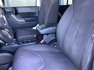 2014 Jeep Wrangler Sport   - Photo 17 - Crest Hill, IL 60403