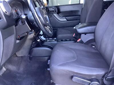 2014 Jeep Wrangler Sport   - Photo 12 - Crest Hill, IL 60403