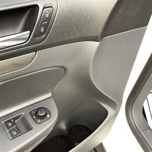 2009 Volkswagen Rabbit S PZEV - Photo 11 - Crest Hill, IL 60403