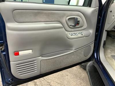 1999 Chevrolet Suburban K2500 LS - Photo 12 - Crest Hill, IL 60403