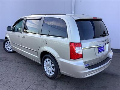 2014 Chrysler Town & Country Touring   - Photo 4 - Crest Hill, IL 60403