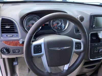 2014 Chrysler Town & Country Touring   - Photo 17 - Crest Hill, IL 60403