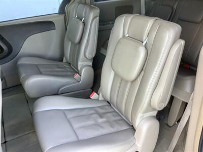 2014 Chrysler Town & Country Touring   - Photo 26 - Crest Hill, IL 60403