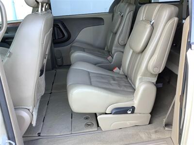 2014 Chrysler Town & Country Touring   - Photo 25 - Crest Hill, IL 60403